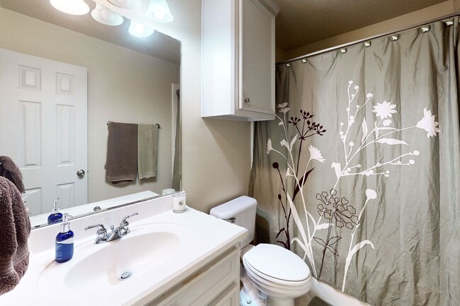 Building Photo - 3 bedroom, 2 bathroom home in the Castlega...