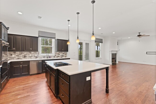 Building Photo - 213 Yellow Jasmine Dr