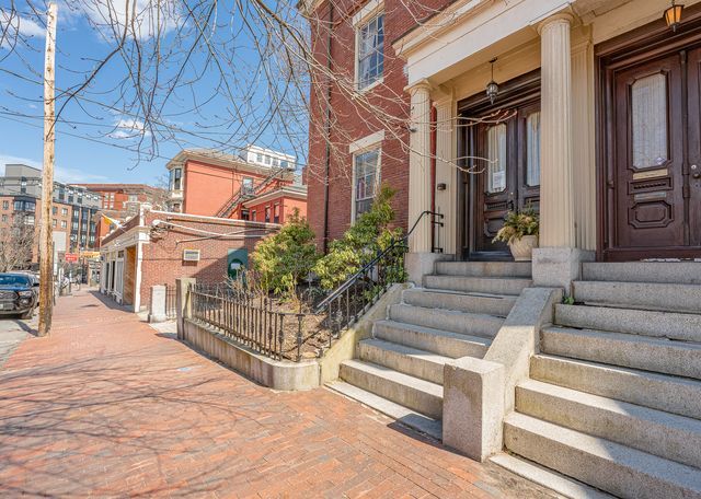 Building Photo - 10 Pine St