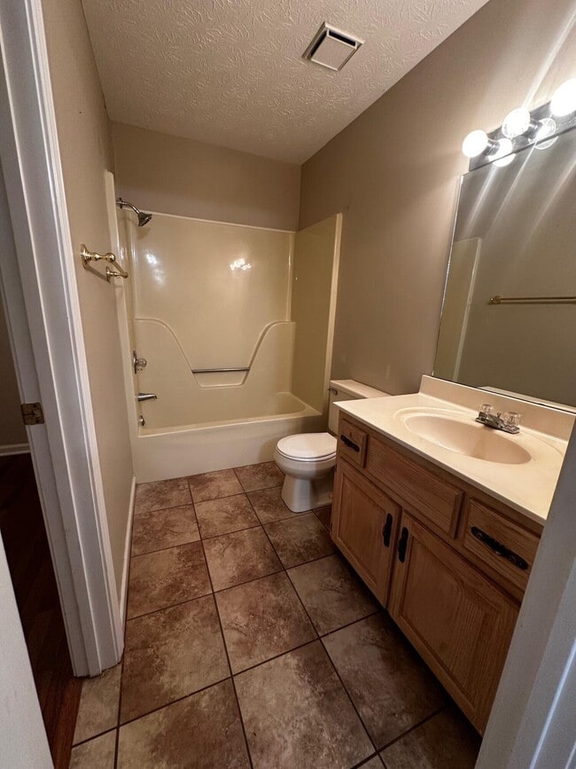 Building Photo - 3503 Lakeside Ct