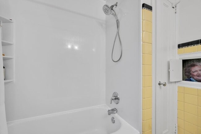 Building Photo - Charming 2 Bed 2 Bath House in the Heart o...