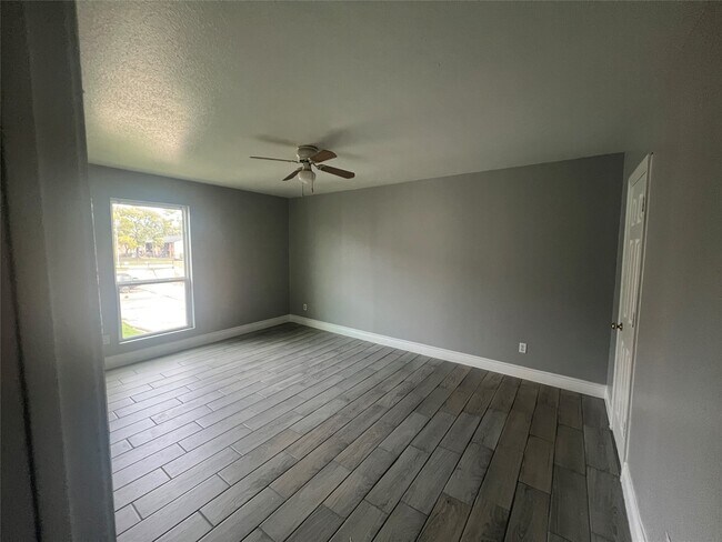 Building Photo - 8034 Antoine Dr