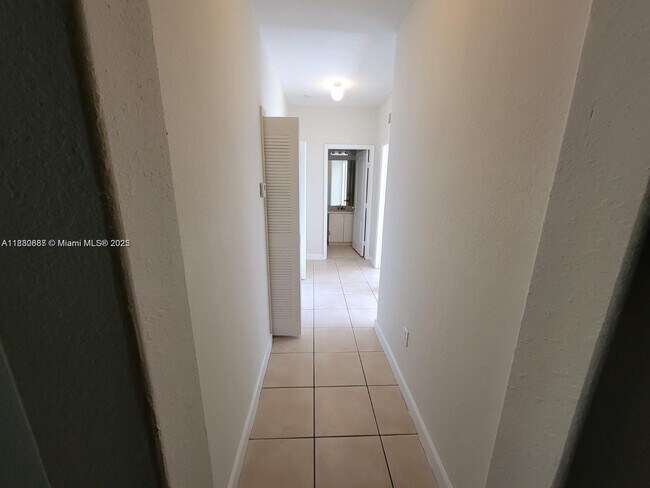 Building Photo - 2900 SE 17th Ave