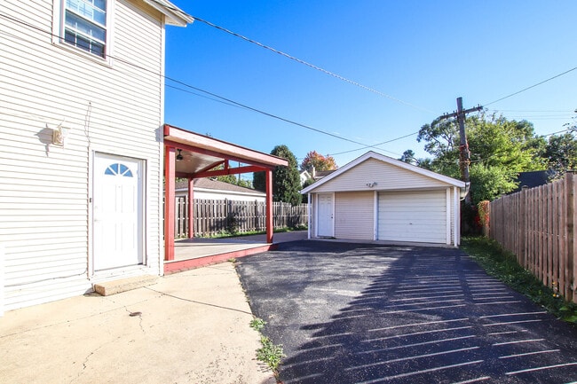 Building Photo - 5815 N Canfield Ave