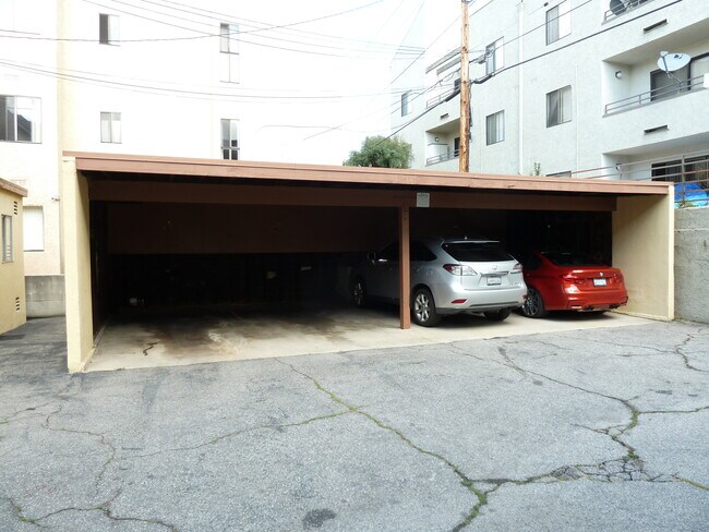 Building Photo - 457 Oak St