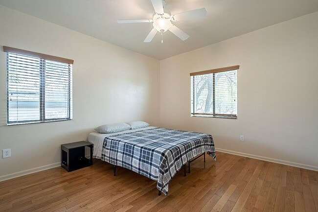 Building Photo - 928 E 6th St