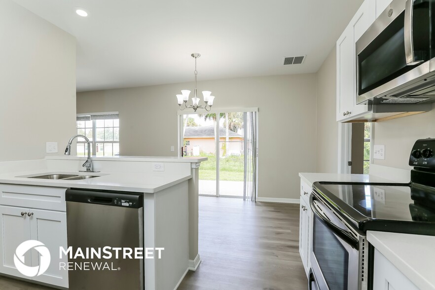 Building Photo - 1245 Amherst St E