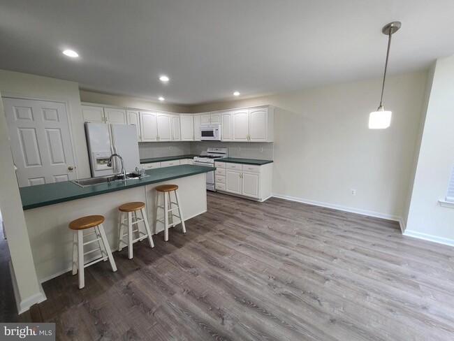 Building Photo - 121 Shoal Creek Dr