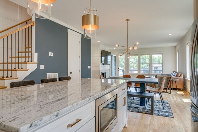 Building Photo - Partially Furnished Beauty