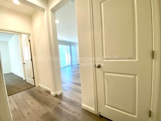 Building Photo - 4137 Beverly Ave