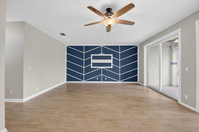 Building Photo - 18196 Clear Brook Cir