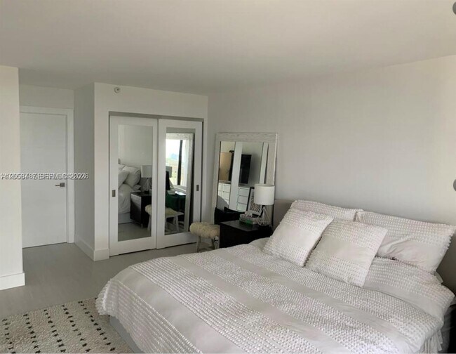 Building Photo - 2555 Collins Ave