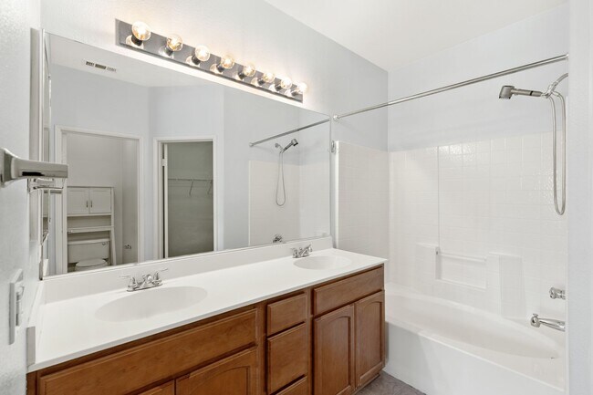 Building Photo - 2 bedroom Condo with an attached garage an...