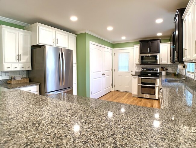 Building Photo - 423 Rivermont Dr