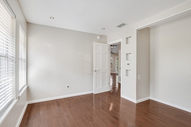 Building Photo - 3404 Plantation Rd