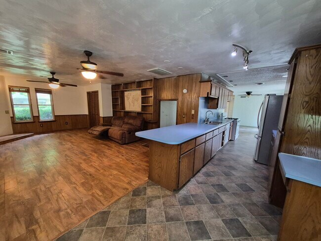 Building Photo - 225 Burke