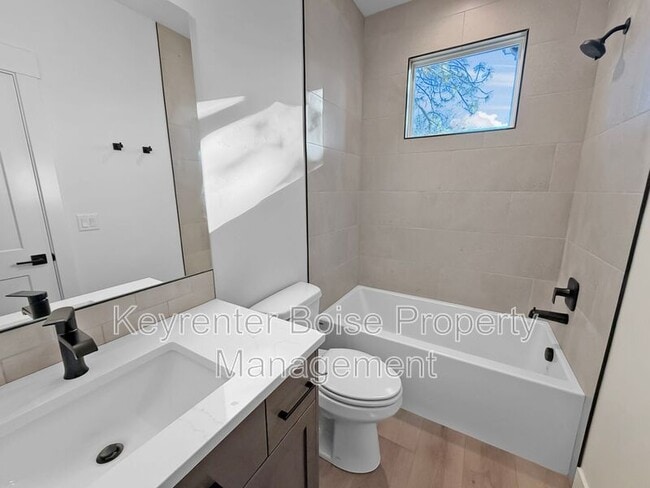 Building Photo - 618 E Krall St