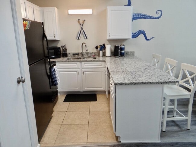 Building Photo - Beautifully Remodeled and Furnished Rental...