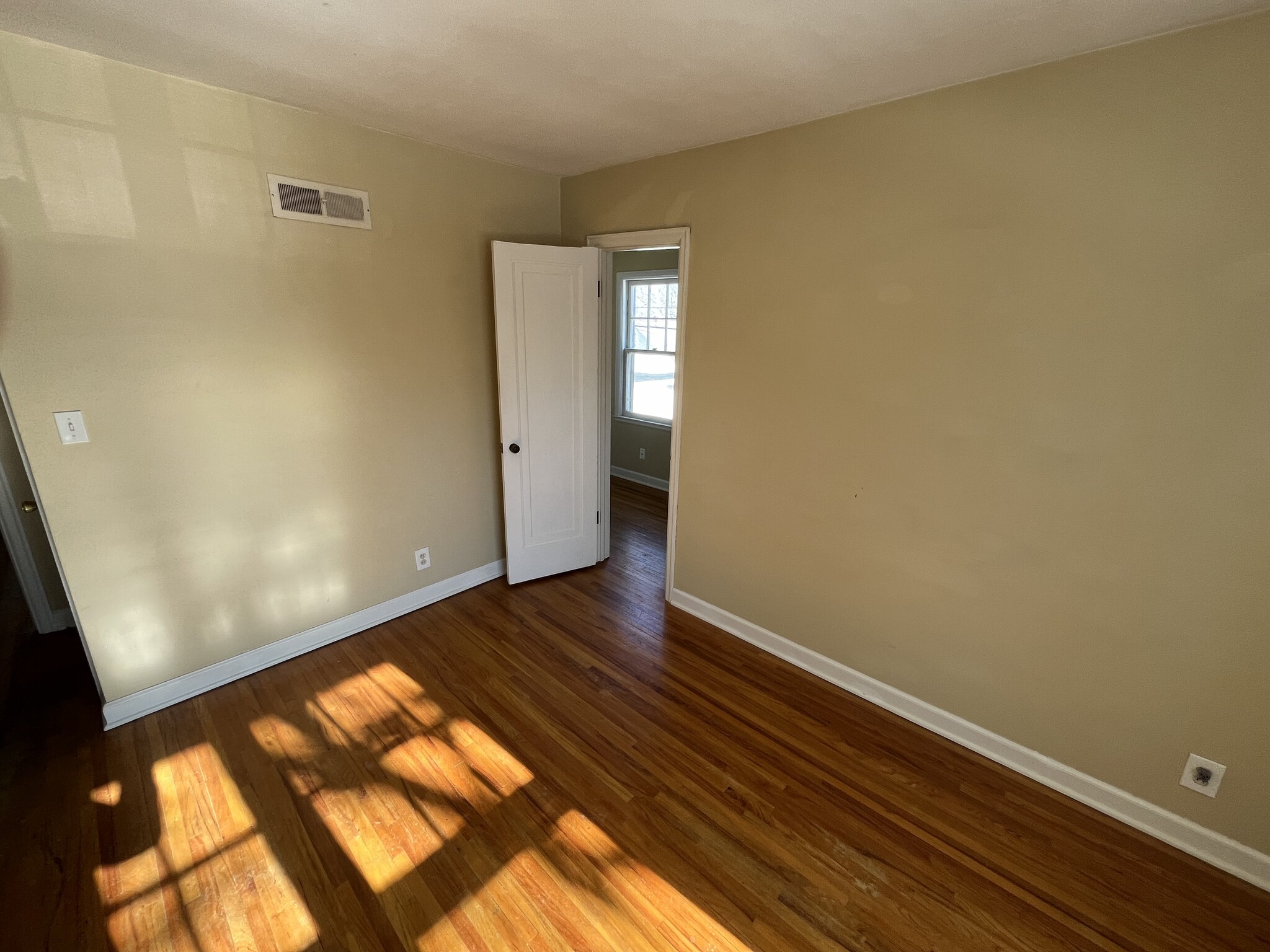 Living room - 306 E 18th St