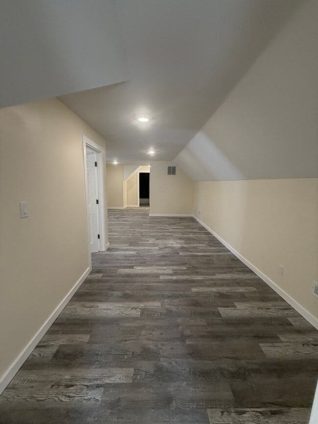 Building Photo - 5 Bedroom 2 full bath spacious home