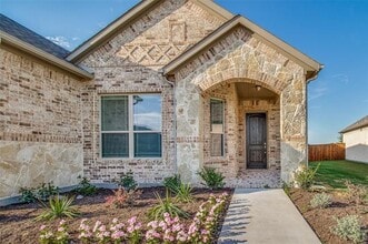 Building Photo - 613 Cowboy Wy