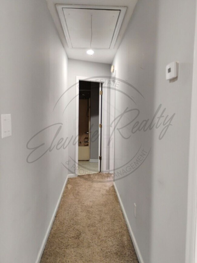 Building Photo - Three Bedroom, Two Level Duplex for Rent!