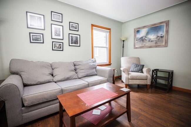 Building Photo - Beautifully updated two bedroom home in We...