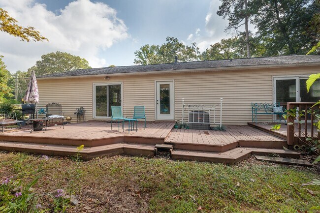Building Photo - 3BR/2.5BA in Ideal Smyrna Location w/ Deck...