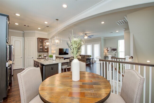 Building Photo - 2015 Royal Landing Dr