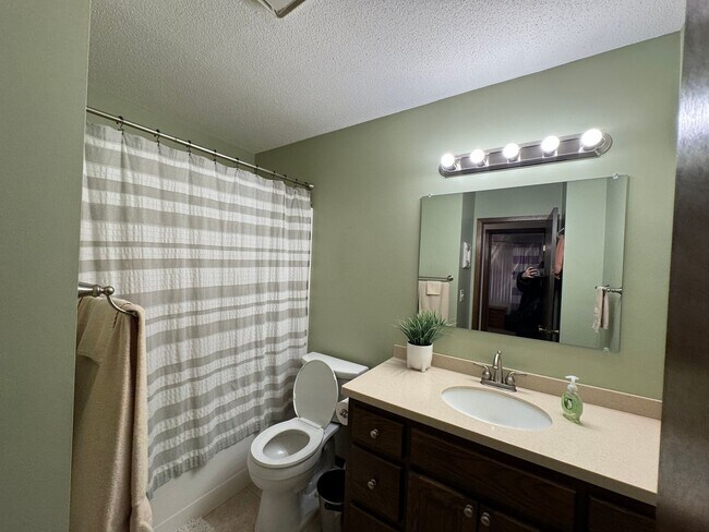 Building Photo - Great 3 BR/2 BA Townhome in Vadnais Heights!