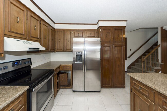 Building Photo - 5 Bedroom 3 Bath Home in Parkshore - Charl...
