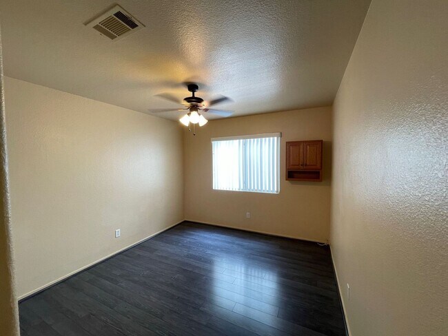 Building Photo - CHARMING 3BD/2BA HOME NEAR ELKHORN