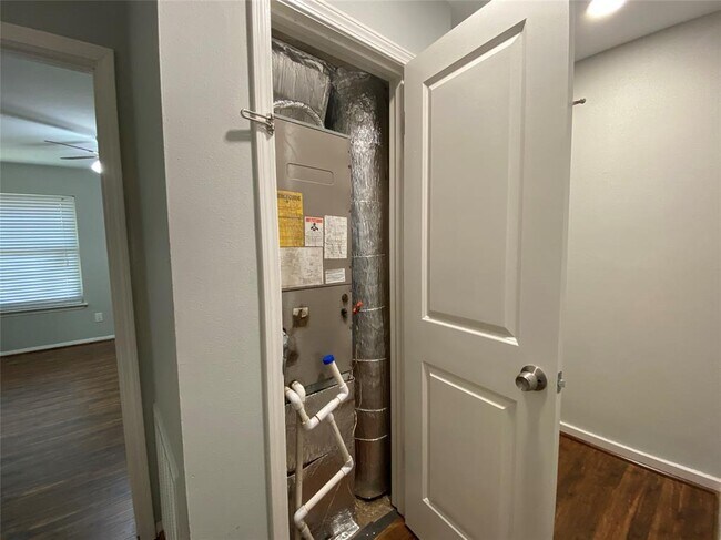 Building Photo - 515 Tallowood Rd