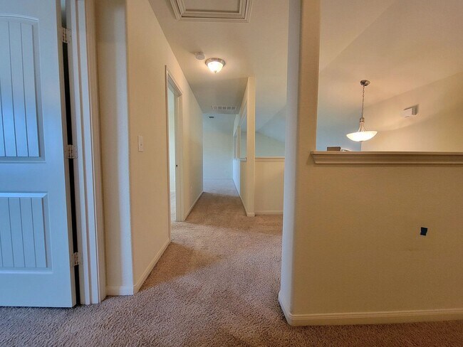 Building Photo - Spacious 3 Bedroom, 2.5 Bath Home with Garage & Tall Ceilings