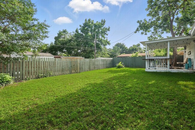 Building Photo - 743 Greenhaven Dr