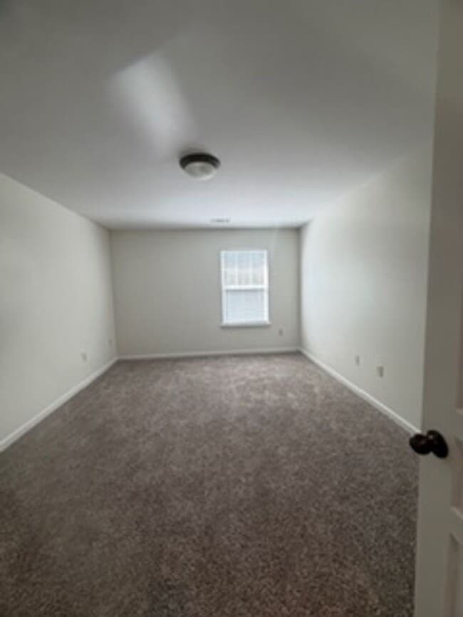 Building Photo - Knoxville Lovell Road Area 3 Bedroom 2.5 Bath with Garage Lawn Maintenance and Trash Pick up incl...