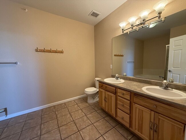 Building Photo - 2 Bedroom Condo Minutes to Ft. Carson