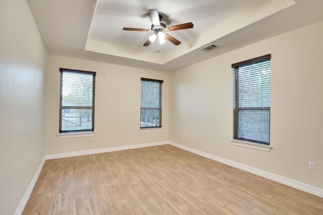 Building Photo - 118 N Buckhorn Dr