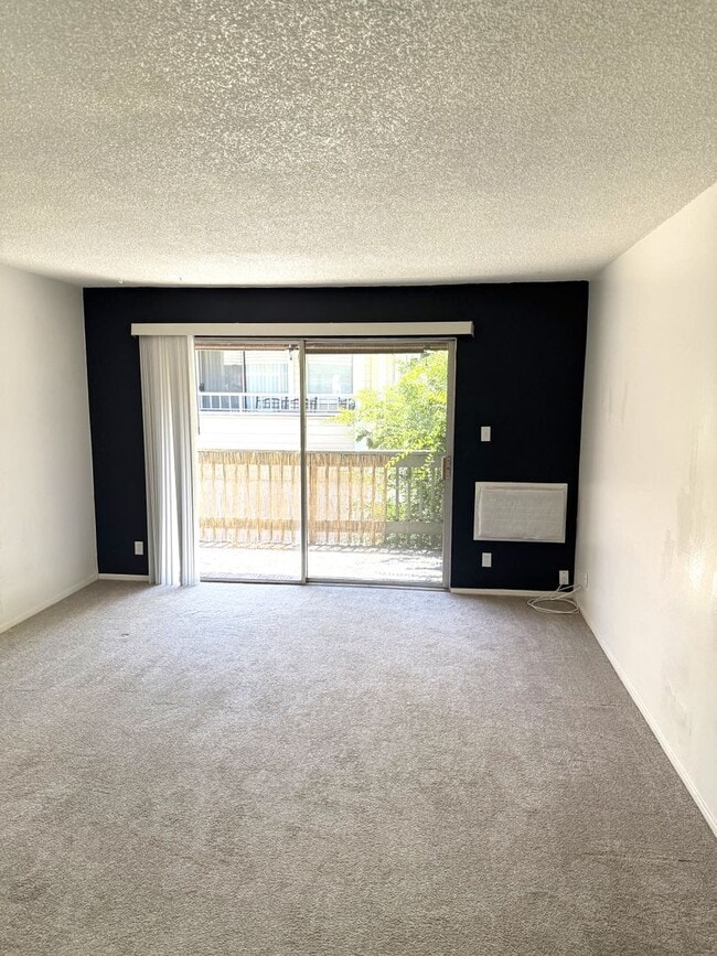Building Photo - Charming One-Bedroom Condo in Prime Concor...