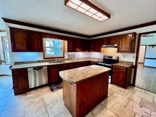 Building Photo - 4 bedroom ranch in the desirable Bellamy W...