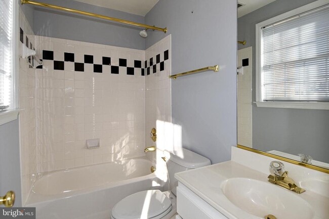 Building Photo - 2400 N Greenbrier Ct