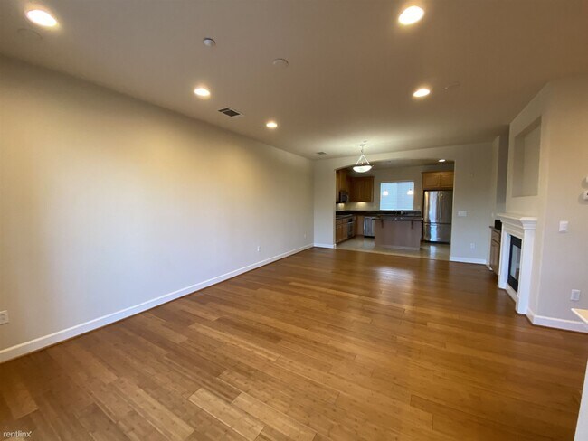 Building Photo - 2 br, 2.5 bath Townhome - 1714 Hillebrant ...