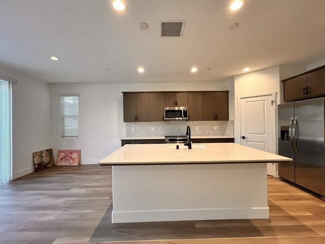 Building Photo - 2827 E Colina Dr
