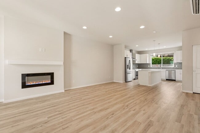 Building Photo - 4 Bedroom 3 Bath Stunning Brand New Town H...