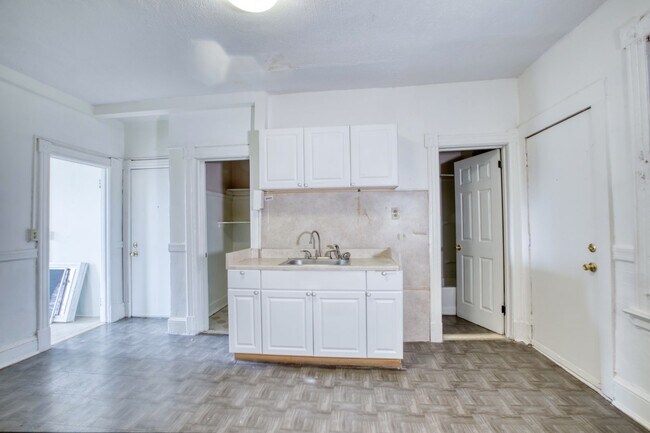 Building Photo - 2 bedroom 1 bath available ASAP