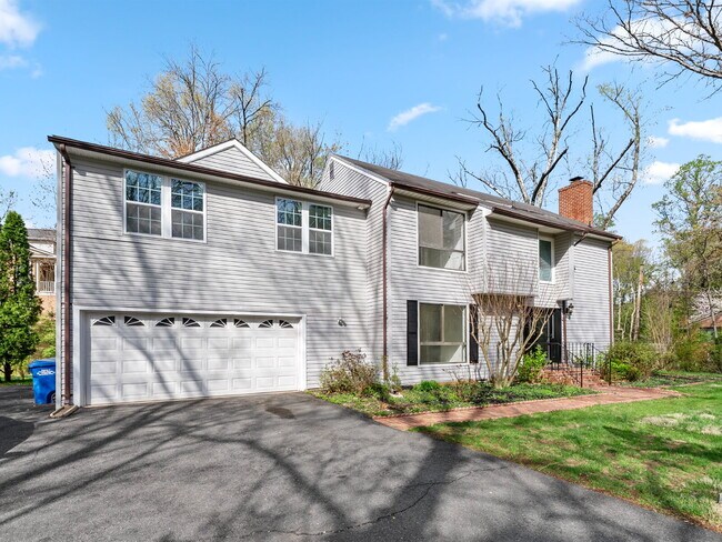 Building Photo - "Spacious 5-Bed Haven on Cedarest Rd – Where Comfort Meets Convenience in Fairfax!"