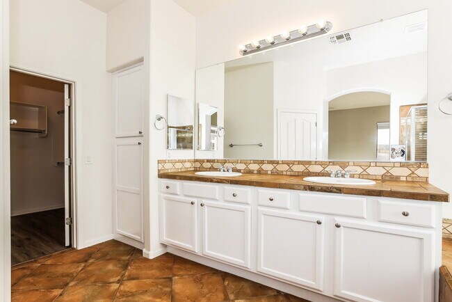 Building Photo - 3927 E Dubois Ave