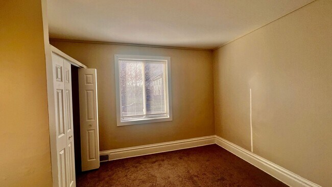Building Photo - Ginormous 6 Bed Single Family Home | Main Level Laundry | Appliances Included | Rear Deck & Front...