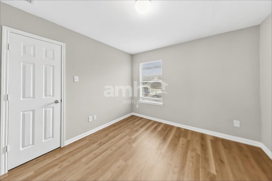 Building Photo - 12926 Pine Meadows St