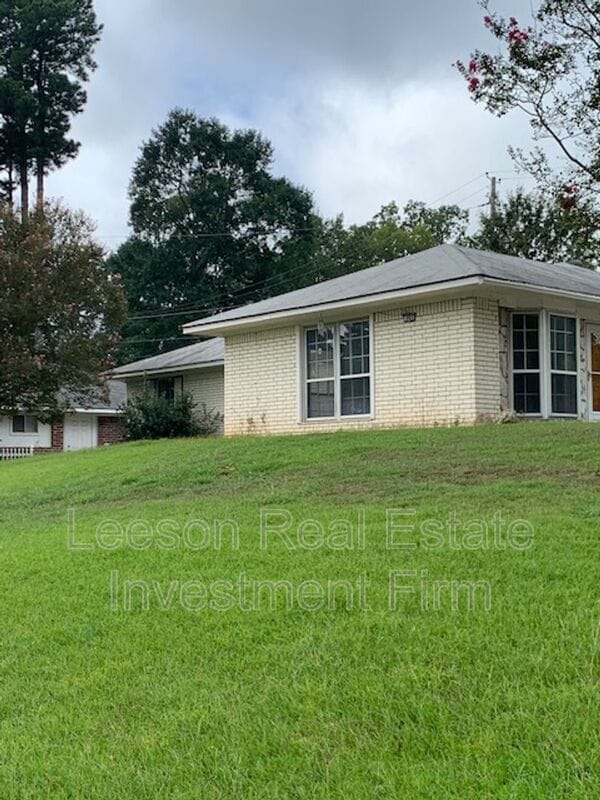 Building Photo - 302 Avenida Dr